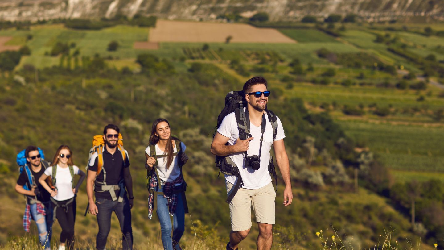 Scopri le migliori mete per vacanze di gruppo in Italia montagna, mare, laghi e città. Trova strutture economiche e pianifica il tuo viaggio perfetto!